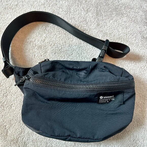 SOLD: Lululemon Clean Lines Belt Bag 2L - Picture 1 of 4